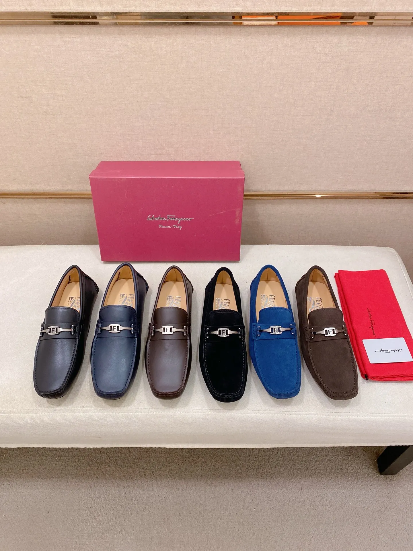 Factory price: 540💰High-end quality! Ferragamo🆕🆕Exclusive hot-selling products in stock🔥🔥New products on the shelves, high-quality Ferragamo men's pea shoes, high-end casual driving shoes, with complete packaging! 💪 💪 Material: imported suede cowhide 🐂 + imported high-quality water-dyed cowhide lining + wear-resistant outsole 👍🏻👍🏻 Features: high-end and comfortable, purely handmade 🚀 🚀 Create the perfect shoe that suits you best 🔥 🔥 Size: (38-44) 45 standard size can be customized!